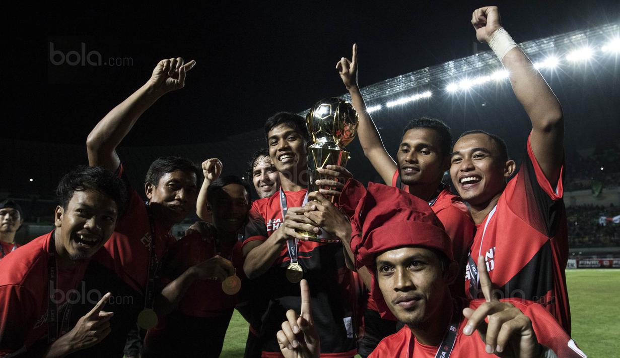 Para pemain Persebaya melakukan selebrasi juara usai mengalahkan PSMS pada laga final Liga 2 di Stadion GBLA, Bandung, Selasa (28/11/2017). PSMS kalah 2-3 dari Persebaya. (Bola.com/Vitalis Yogi Trisna)