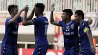 Pemain Becamex Binh Duong merayakan gol yang dicetak oleh Wander Luiz ke gawang PSM Makassar pada laga semifinal Zona ASEAN Piala AFC 2019 di Stadion Pakansari, Rabu (26/6). PSM menang 2-1 atas Becamex Binh Duong. (Bola.com/M Iqbal Ichsan)