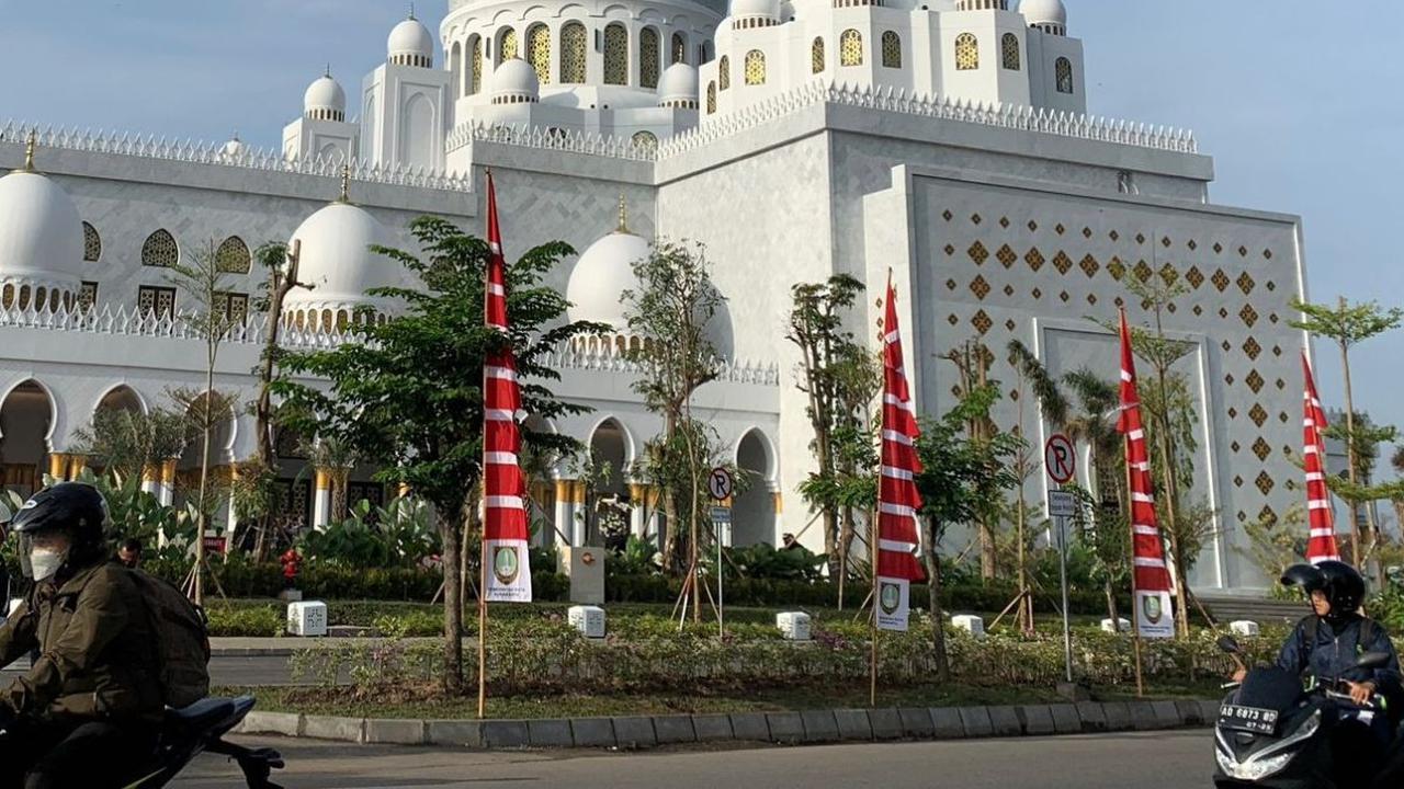 Pada awal Mei lalu, kabar kurang sedap kembali menerpa Masjid Raya Seikh Zayed, Solo. Sejumlah karyawan outsourcing mengeluhkan besaran gaji yang diterima tidak dibayarkan utuh oleh pengelola sesuai kesepakatan awal.
