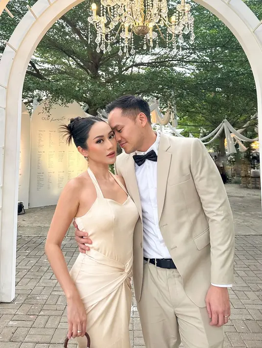 Sementara itu, Merdianti Octavia memilih dress model halter dengan detail wrap di panel bagian depan. [@merdioctav/@anissaaziza]