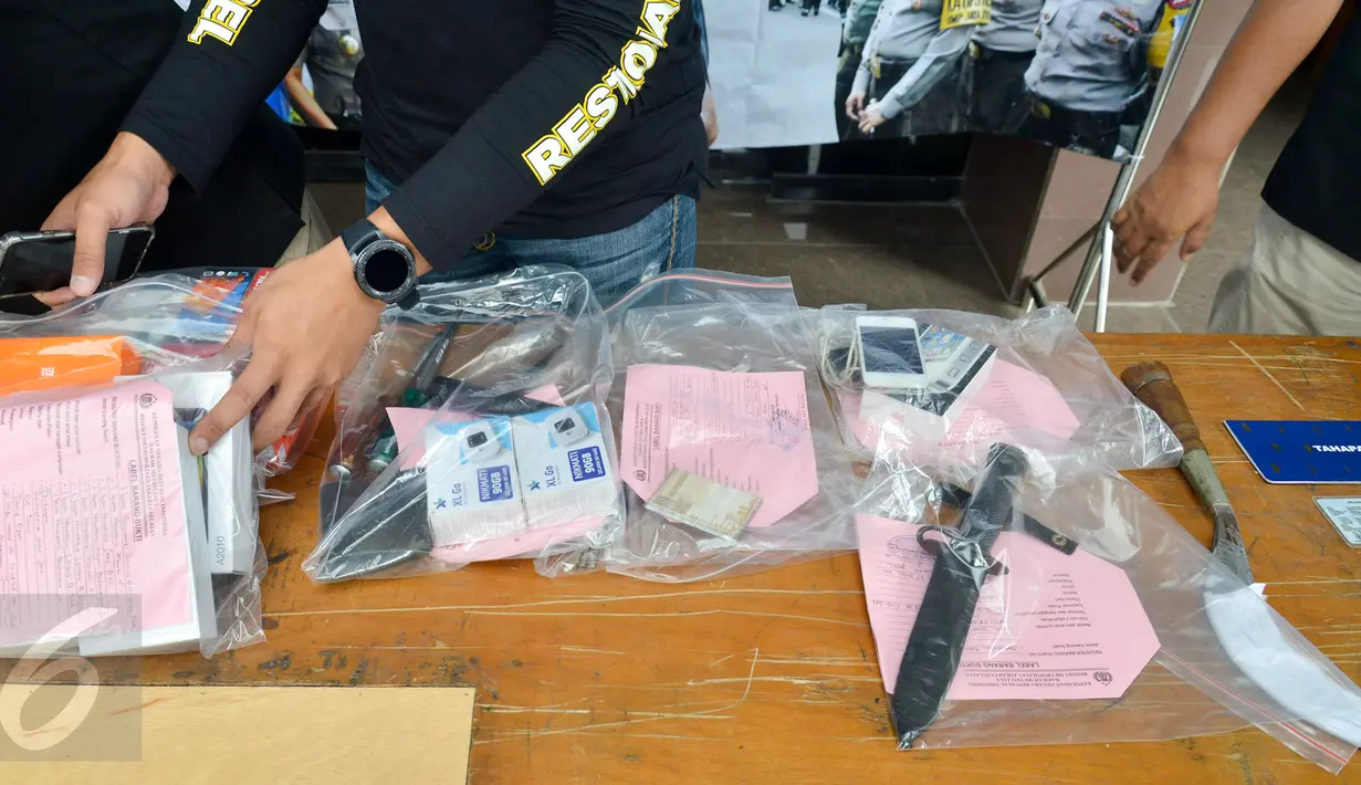 Sejumlah barang bukti hasil pencurian dan pemerasan yang diamankan Kepolisian Polres Jakarta Selatan, Jumat (3/3). Polres Jakarta Selatan rilis kasus pencurian dengan kekerasan, pemerasaan dan mengamankan 8 tersangka. (Liputan6.com/Yoppy Renato)
