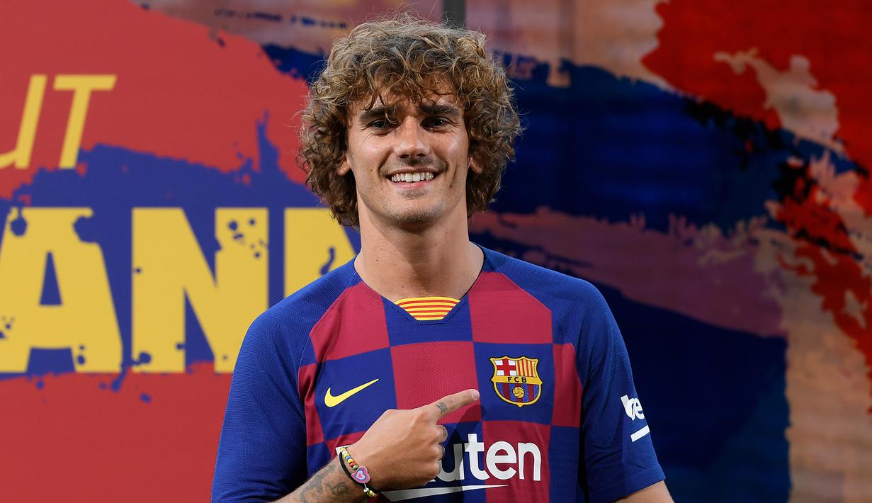 Penampilan rambut Antoine Griezmann saat resmi diperkenalkan Barcelona sebagai penghuni baru Camp Nou pada 14 Juli 2019. (Foto by Lluis Gene / AFP)