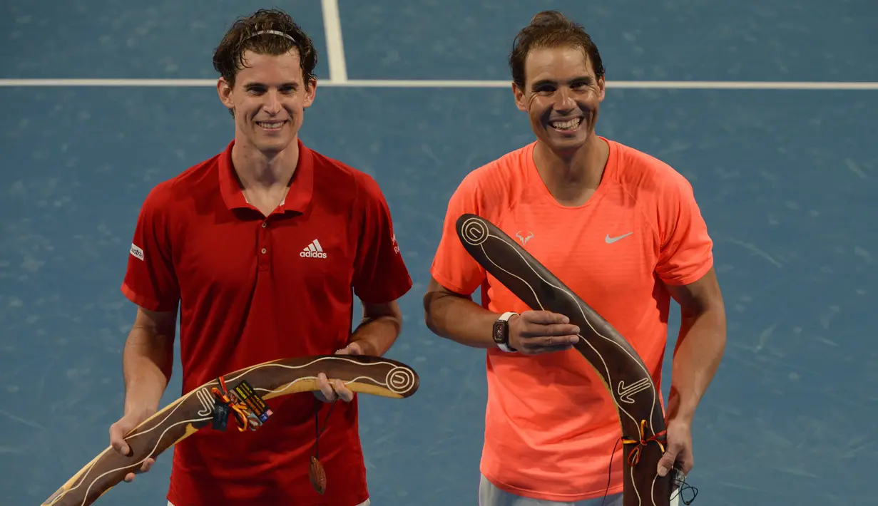 Petenis Spanyol, Rafael Nadal (kanan) berfoto bersama petenis Austria, Dominic Thiem usai pertandingan tenis eksibisi di Adelaide, Jumat (29/1/2021) menjelang berlangsungnya Turnamen Tenis Australia Open. Rafael Nadal menang 7-6, 6-4 atas Dominic Thiem. (AFP/Michael Errey)