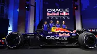 Isack Hadjar dari Prancis dan Oracle Red Bull Racing, Max Verstappen dari Belanda dan Oracle Red Bull Racing, Laurent Mekies, Kepala Tim Oracle Red Bull Racing dan Alisha Palmowski, pembalap Akademi F1 untuk Oracle Red Bull Racing, memperkenalkan corak mobil mereka di atas panggung selama peluncuran musim Red Bull Racing di Michigan Central Station pada 15 Januari 2026 di Detroit, Michigan. (Mark Thompson/Getty Images/AFPGetty Images via AFP)