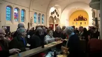 Ternyata, tiap hari Minggu, gereja ini menjadi bar untuk minum bir bersama satu desa di Belgia. (foto : Odditycentral.com)