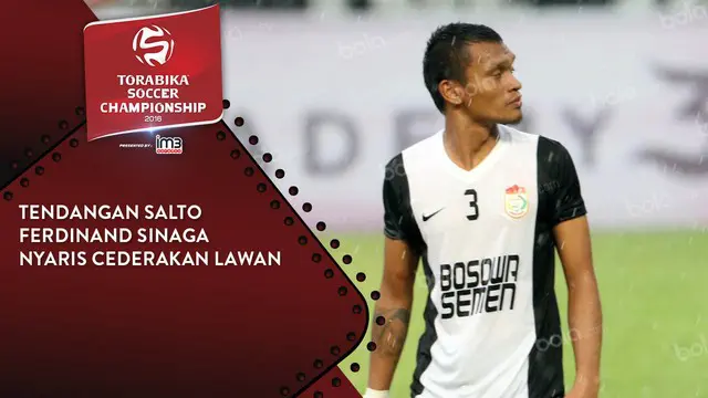Video striker PSM Makassar, Ferdinand Sinaga yang melakukan tendangan salto pada pertandingan menghadapi Semen Padang di TSC 2016 hampir membuat Handi Ramdhan cedera.