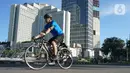 Pesepeda melintas di kawasan Bundaran HI, Jakarta, Minggu (24/5/2020). Adanya PSBB serta Hari Raya Idul Fitri 1441 H dimanfaatkan sebagian warga untuk bersepeda di jalan protokol yang sepi dibanding hari biasa. (Liputan6.com/Immanuel Antonius)