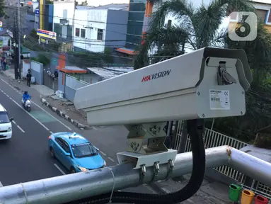 Kamera pengawas atau 'closed circuit television' (CCTV) terpasang di jalur koridor 6 Transjakarta di Mampang, Jakarta, Kamis (23/1/2020). Direktorat Lalu Lintas Polda Metro Jaya akan menerapkan tilang elektronik atau ETLE awal Februari 2020. (Liputan6.com/Immanuel Antonius)