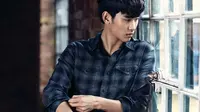 Akibat kondisi keamanan yang dianggap kurang kondusif, Kim Soo Hyun terpaksa menunda acara yang digelar bersama penggemar [foto: Elle]