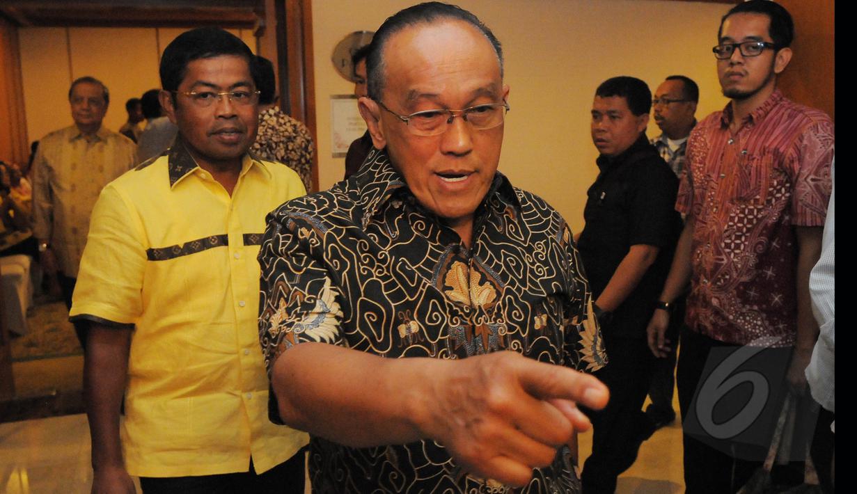 Aburizal Bakrie (Ical) memberikan pernyatan terkait disahkannya Golkar kubu Agung Laksono oleh Menkumham Yasonna Laoly, Jakarta, Selasa (10/3/2015).(Liputan6.com/Herman Zakharia)