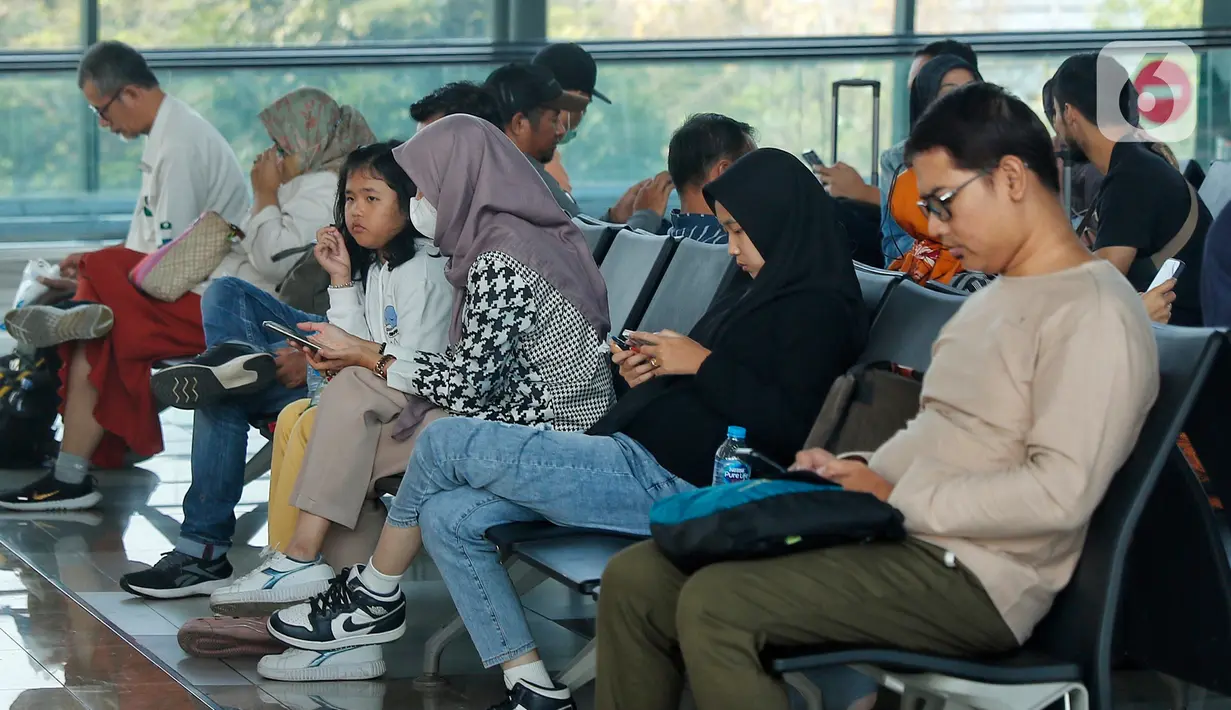 Seiring dengan terjadinya kenaikan jumlah penumpang, dia memprediksi bakal terjadi peningkatan pergerakan pesawat dengan total 32.624 pergerakan pesawat selama bulan Juni-Juli 2023 tersebut. (Liputan6.com/Angga Yuniar)