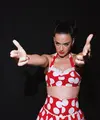 Katy Perry menghidupkan kembali kostum era 2009 di tur amal 2026. Arsip busana dilelang 21 hari, seluruh donasi untuk Firework Foundation. (@katyperry)