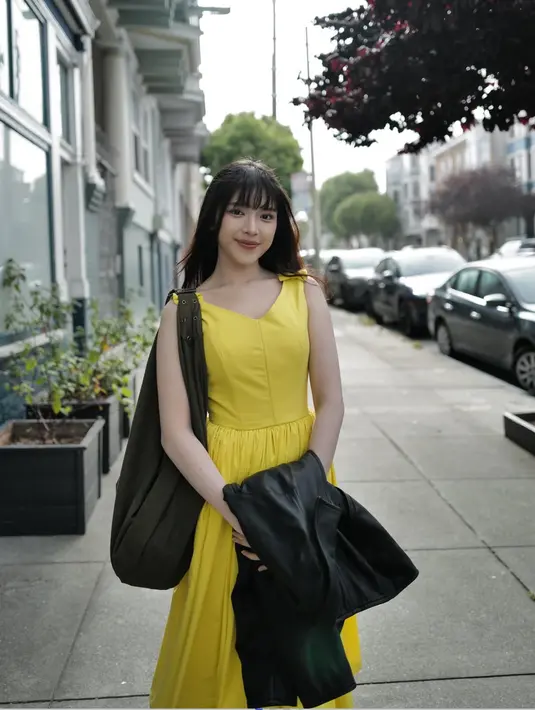 Long dress kuning tersebut model  sleeveless dengan kerah v neck dengan aksen pita di pundak. Mirip dengan dress yang dikenakan Ariana Grande. [@tiaraandini]