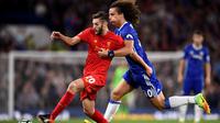 Pemain Chelsea, David Luiz (kanan), berusaha menghentikan pergerakan pemain Liverpool, Adam Lallana, pada laga Premier League di Stamford Bridge, London, Sabtu (17/9/2016) dini hari WIB. (Reuters/Dylan Martinez)