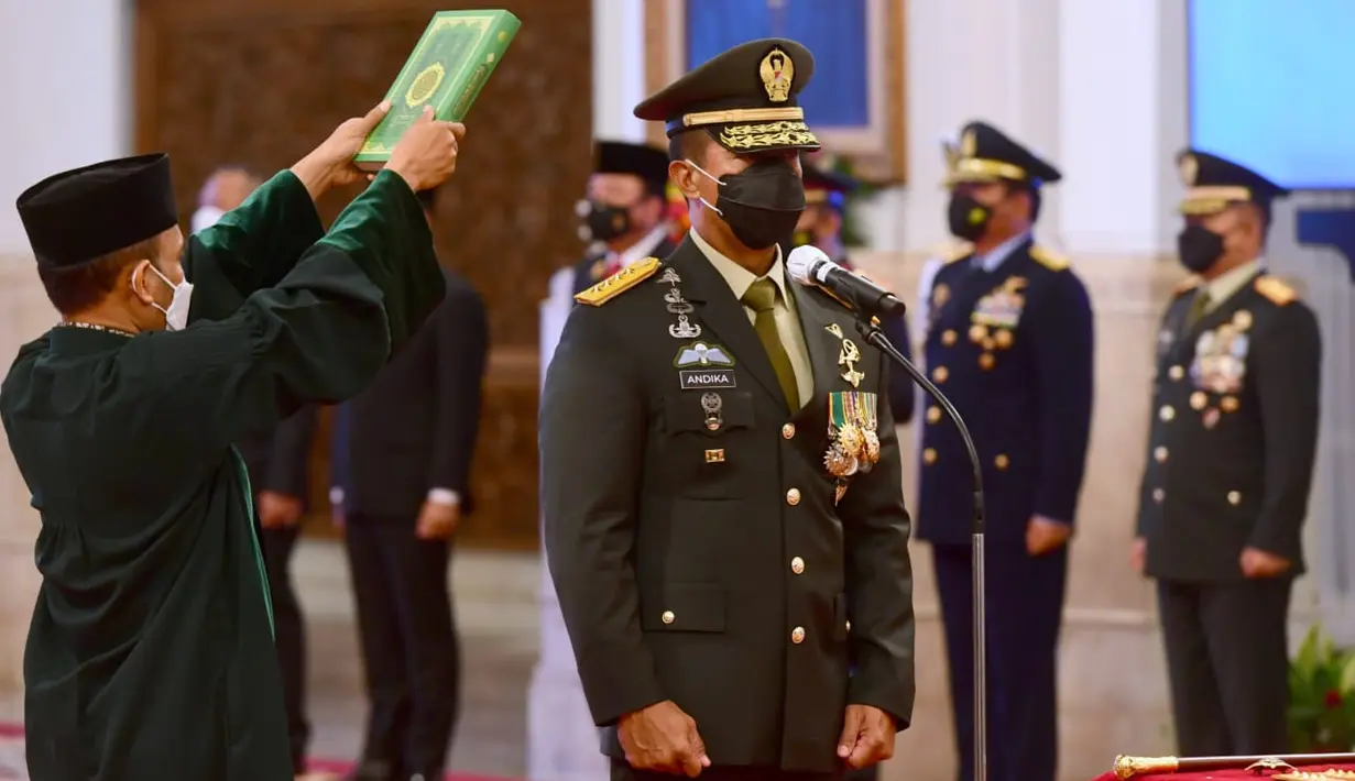 Panglima TNI Jenderal Andika Perkasa mengucapkan sumpah jabatan saat dilantik di Istana Negara Jakarta, Rabu (17/11/2021). Jenderal Andika Perkasa menggantikan Panglima TNI sebelumnya Marsekal Hadi Tjahjanto yang memasuki masa pensiun. (Foto: Biro Sekretariat Kepresidenan)