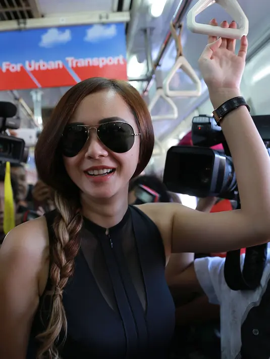 "Nanti kalau ada jadwal ke Pekalongan naik kereta, bolehlah. Naik kereta mah sudah sering, tapi kalau KRL, ya baru ini," tandas pelantun ‘Mari Bercinta’ ini. (Galih W. Satria/Bintang.com)