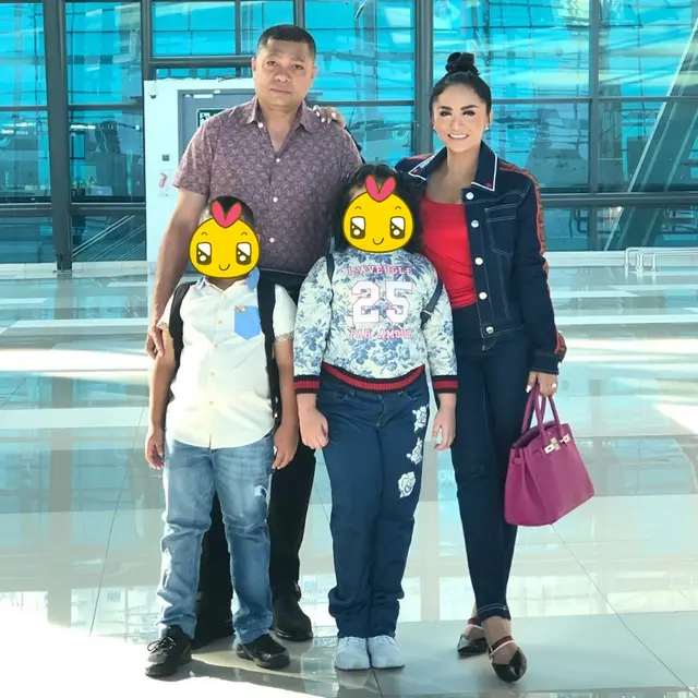 6 Gaya Fashion Airport Krisdayanti, Selalu Tampil Modis