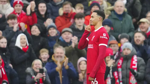 Pemain Liverpool, Trent Alexander-Arnold, melakukan selebrasi setelah mencetak gol ke gawang Fulham pada laga pekan 14 di Stadion Anfield, Minggu (3/12/2023). Bek asal Inggris ini menjadi Pahlawan kemenangan The Reds atas Fulham. (AP Photo/Jon Super)