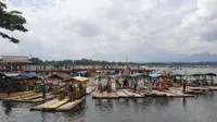Kilau kawasan wisata Situ Bagendit, Kecamatan Banyuresmi, Garut, Jawa Barat, saat libur lebaran 2023 kali ini tidak memudar. Deretan rakit atau perahu dari bambu siap membawa pengunjung. (Liputan6.com/Jayadi Supriadin)