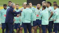 Pelatih Timnas Brasil, Tite, memberikan arahan kepada anak asuhnya saat sesi latihan di Turin, Italia. (AP/Luca Bruno)