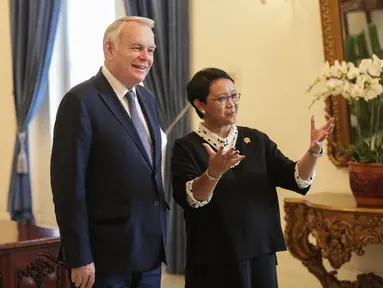 Menlu RI Retno Marsudi menyambut kedatangan Menlu Prancis Jean-Marc Ayrault di Kementerian Luar Negeri, Jakarta, Selasa (28/2). Kunjungan bilateral Menlu Prancis ke Indonesia untuk memperkuat hubungan kerja sama kedua negara. (Liputan6.com/Faizal Fanani)