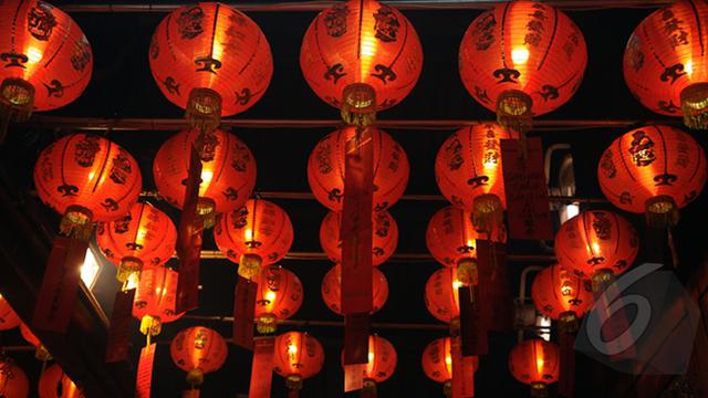 Jelang Perayaan Cap Gomeh, Warga Keturunan Tionghoa Penuhi Vihara Dhanagun