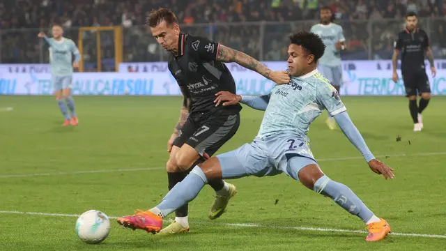 Weston McKennie dari Juventus (kanan) berebut bola dengan Alessio Zerbin dari Cremonese