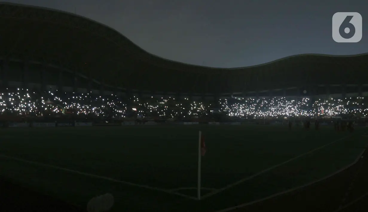Insiden mati lampu itu terjadi ketika laga belum genap memasuki 20 menit pertandingan. (Liputan6.com/Herman Zakharia)
