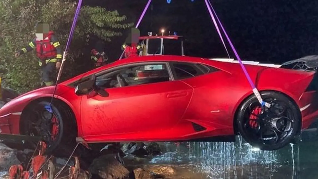 Lamborghini nyemplung ke danau