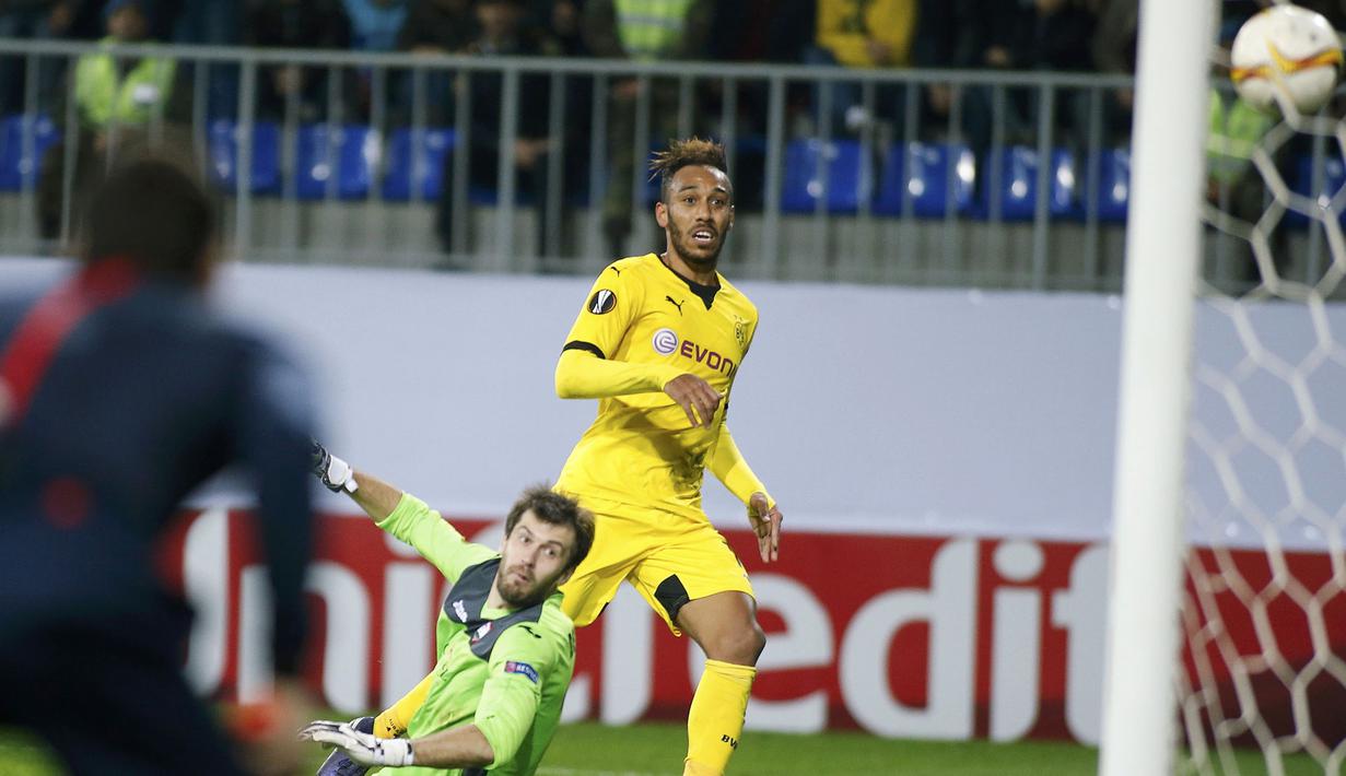 Proses terjadinya gol pemain Dortmund, Pierre-Emerick Aubameyang ke gawang FK Qabala pada laga Liga Europa di Stadion Backcell Arena, Azerbaijan, Jumat (23/10/2015). (Reuters/David Mdzinarishvili)