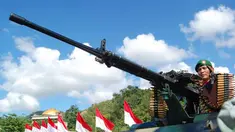 Seorang prajurit TNI memegang di dekat senjata berat ketika mengikuti HUT TNI ke-66 yang berlangsung di Lapangan PTC, Entrop, Jayapura, Papua, Rabu (5/10). (Antarafoto)