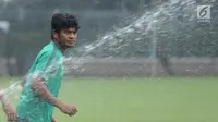 Pemain Timnas Indonesia U-23, Ilham Udin Armaiyn jelang mengikuti pemusatan latihan di Lapangan A Kompleks GBK, Jakarta, Senin (23/4). Latihan ini persiapan laga PSSI Anniversary Cup dan jelang Asian Games 2018. (Liputan6.com/Helmi Fithriansyah)