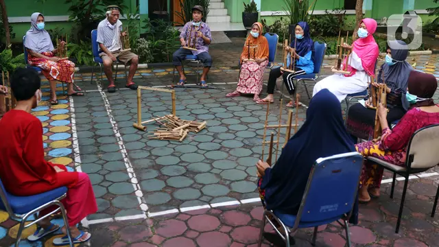 FOTO: Aktivitas Lansia Mengisi Waktu Sambil Berlatih