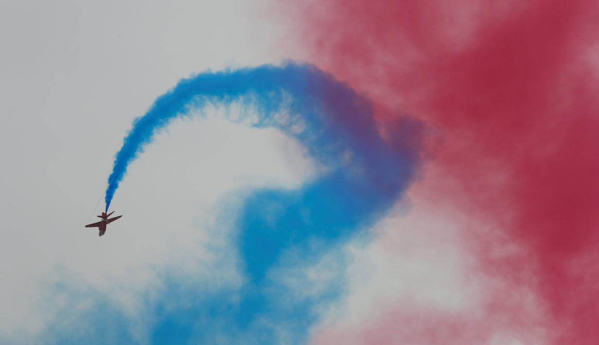 Jet tempur asal Inggris ikut meramaikan acara Zhuhai Air Show, di Provinsi Guangdong, Tiongkok, Selasa (1/11). Zhuhai Air Show menjadi ajang untuk Tiongkok memamerkan kekuatan udaranya. (REUTERS/ China Daily)