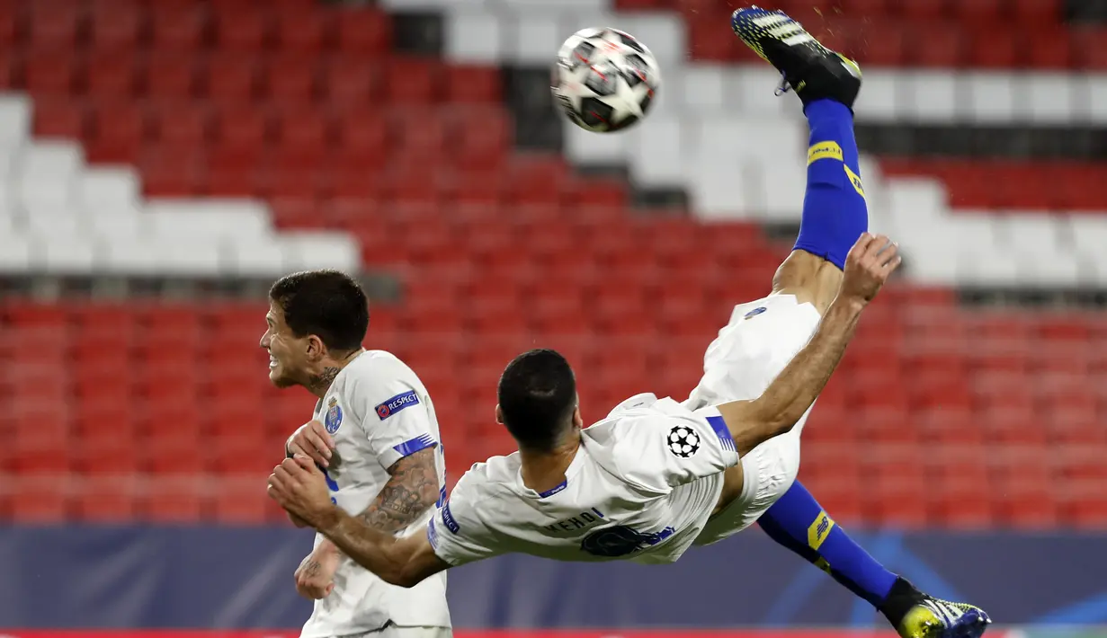Penyerang Porto, Mehdi Taremi melakukan tendangan salto saat mencetak gol ke gawang Chelsea pada leg kedua perempat final Liga Champions di stadion Ramon Sanchez Pizjuan, Spanyol, Rabu (14/4/2021). Chelsea lolos ke semifinal usai mengandaskan Porto dengan agregat 2-1. (AP Photo/Angel Fernandez)