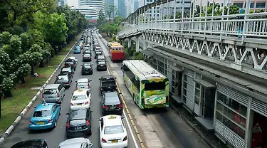 Pemprov DKI Jakarta akan membangun pembatas jalan busway berupa beton setinggi setengah meter agar pengguna jalan tidak memasuki jalur busway.(Antara).