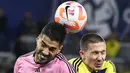 Pemain Inter Miami, Luis Suarez (kiri) berduel udara dengan pemain Nashville FC, Alex Muyl pada laga leg pertama 16 besar Concacaf Champions Cup di Geodis Park, Nashville, Amerika, Jumat (08/03/2024) WIB. (AP Photo/Mark Zaleski)