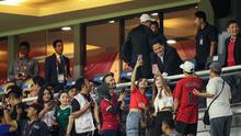 ejumlah suporter berusaha melakukan selfie dengan Ketua Umum PSSI, Erick Thohir saat menyaksikan laga antara Timnas Indonesia U-17 menghadapi Timnas U-17 Ekuador pada laga pertama Grup A Piala Dunia U-17 2023 di Stadion Gelora Bung Tomo, Surabaya, Jumat (10/11/2023). (Bola.com/Bagaskara Lazuardi)