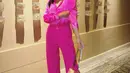Raline Shah memang tak pernah gagal tampil bak boneka hidup. Kali ini, ia tampil sangat cantik dengan outfit monokrom; atasan satin bernuansa pink neon, dipadu dengan celana panjang yang senada. Foto: Instagram.
