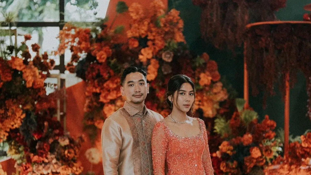 Adinda Thomas Anggun Berbaju Kurung Oranye Saat Dilamar Raka Akmal: Hello, My Fiance