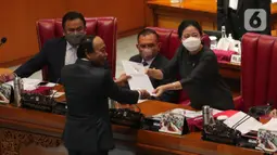 Wakil Ketua Banggar DPR RI Muhidin Muhammad Said memberikan laporan hasil pembahasan RAPBN 2023 kepada pimpinan di Rapat Paripurna ke-26 Masa Persidangan V Tahun Sidang 2021-2022 di Gedung nusantara III, Jakarta, Kamis (30/6/2022). Belum diketahui kenapa Wakil Banggar Muhidin sampai terjatuh dan dibawa keruang medis. (Liputan6.com/Angga Yuniar)