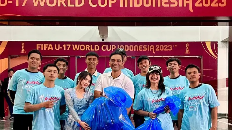 Aksi Ario Bayu bersih-bersih sampah di Piala Dunia U-17 2023