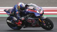Memulai balapan dari pole position, Toprak harus terlempar ke urutan ketiga di lap pertama. Dua lap berselang, pembalap asal Turki tersebut mampu melaju ke urutan terdepan usai menyalip Scott Redding dan Jonathan Rea. (AP/Achmad Ibrahim)