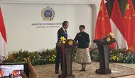 Menteri Luar Negeri China Wang Yi melakukan pertemuan dengan Menlu Retno Marsudi di Jakarta pada Kamis (18/4/2024). (Liputan6.com/Teddy Tri Setio Berty).