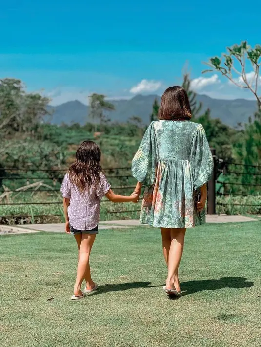 <p>Gaun casual yang didominasi warna hijau itu memiliki potongan A-line, membuat penampilan Gisel semakin menawan. (Instagram/gisel_la).</p>