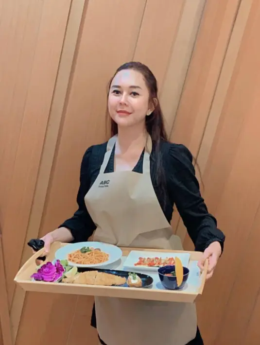 Sudah cocok jadi chef di rumah penggemar, gayanya ini langsung mencuri perhatian netizen. Tidak jarang netizen yang menggodanya bahwa ingin melamar Aura Kasih yang kini menjadi single mom. (Liputan6.com/IG/@aurakasih)