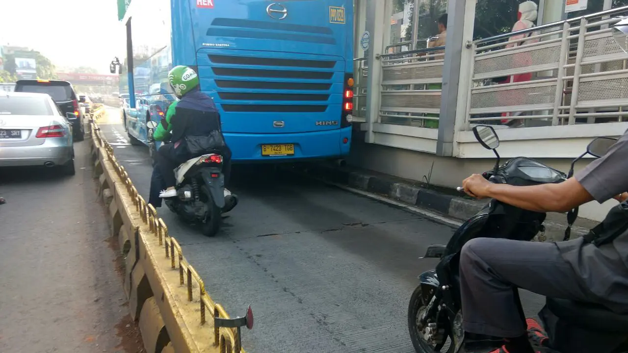 Motor masuk jalur Transjakarta.