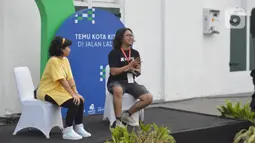 Sesi NGOBAR TULI (Ngobrol bareng Tuli) bersama Jennifer Nathalie (kiri) dan Bagja Prawira (kanan) di Festival #IniJakarta2022, Kota Tua, Jakarta, Minggu (18/9/2022). Jennifer Nathalie merupakan seorang konten creator penyandang tuli yang aktif di media sosial. (Liputan6.com/Magang/Aida Nuralifa)