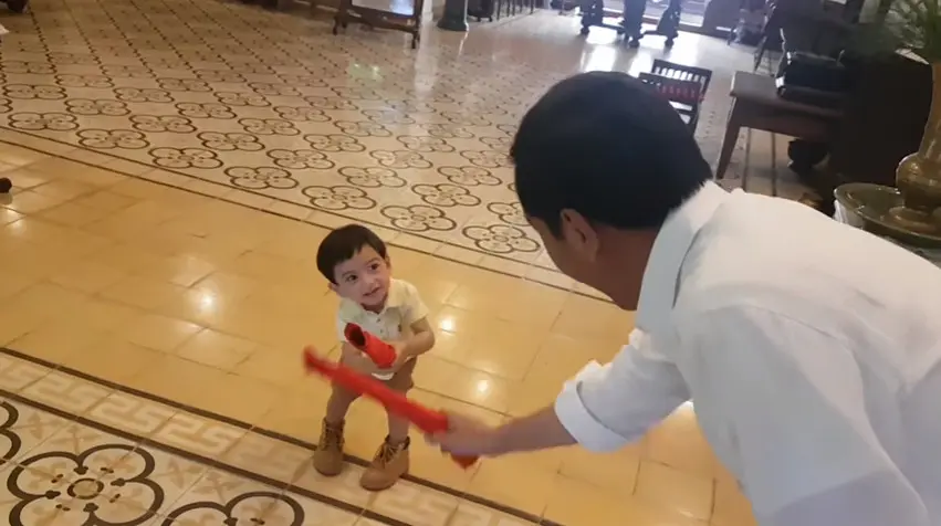 Pak presiden Jokowi kalau di rumah ternyata sama saja seperti bapak-bapak lainnya, senangnya main sama cucu. (Foto: istimewa)