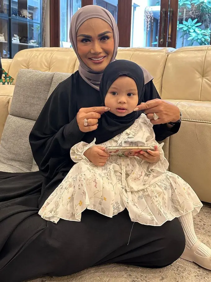 Potret para mama Aurel momong cucu